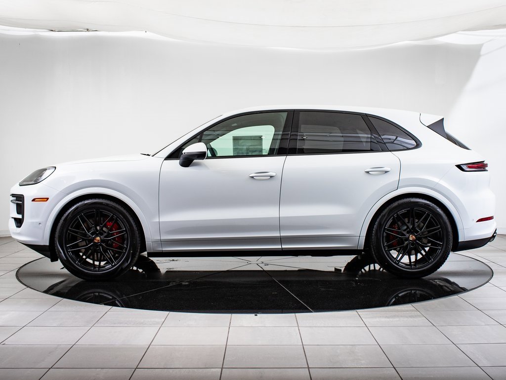 2025 Porsche Cayenne S photo 3