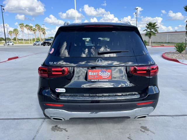 2025 Mercedes Benz GLB 250 photo 2
