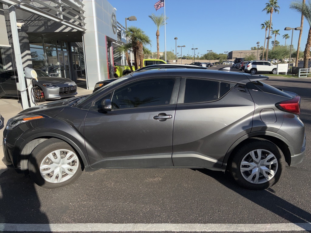 2020 Toyota C-HR LE photo 3