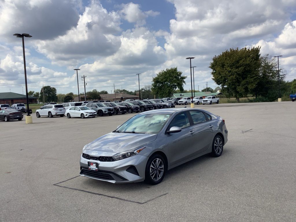 2023 Kia Forte LXS photo 3