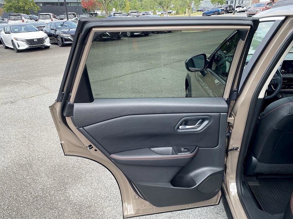 2025 Nissan Rogue SV photo 15