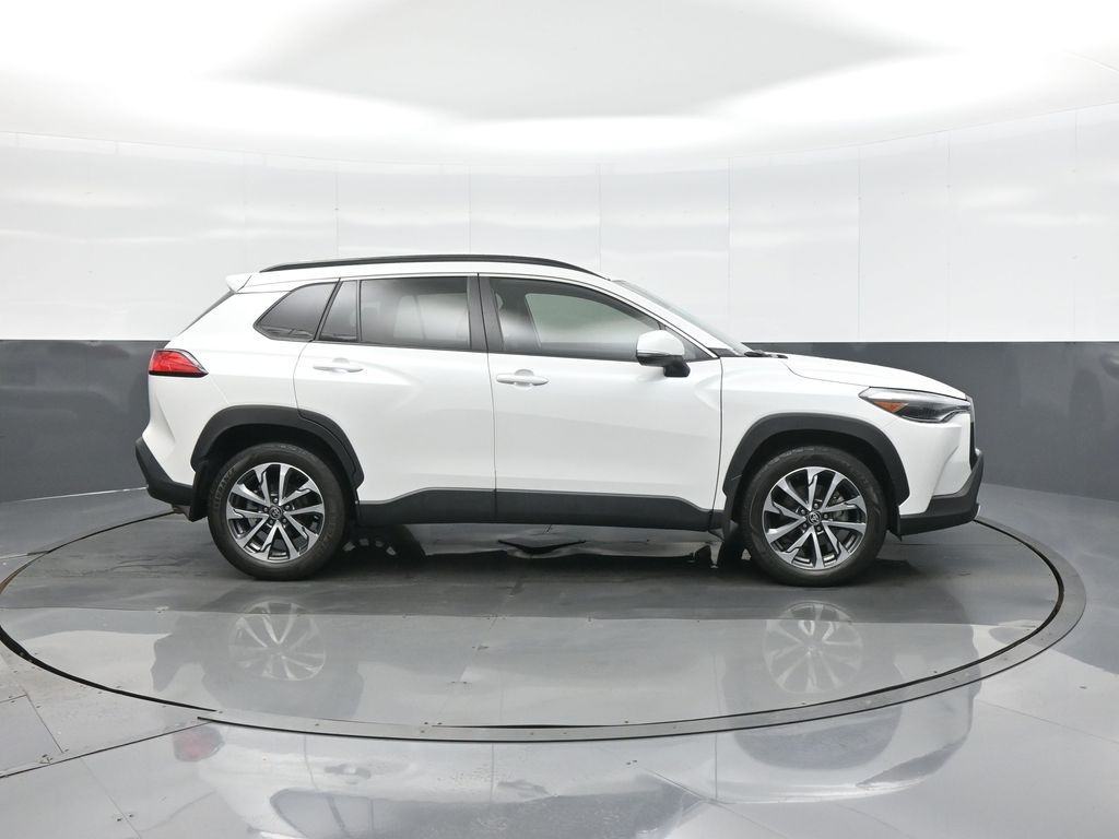 2023 Toyota Corolla Cross XLE photo 8