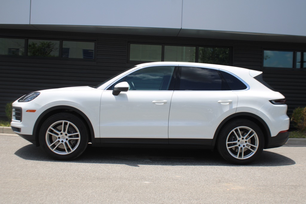 2024 Porsche Cayenne Base photo 2