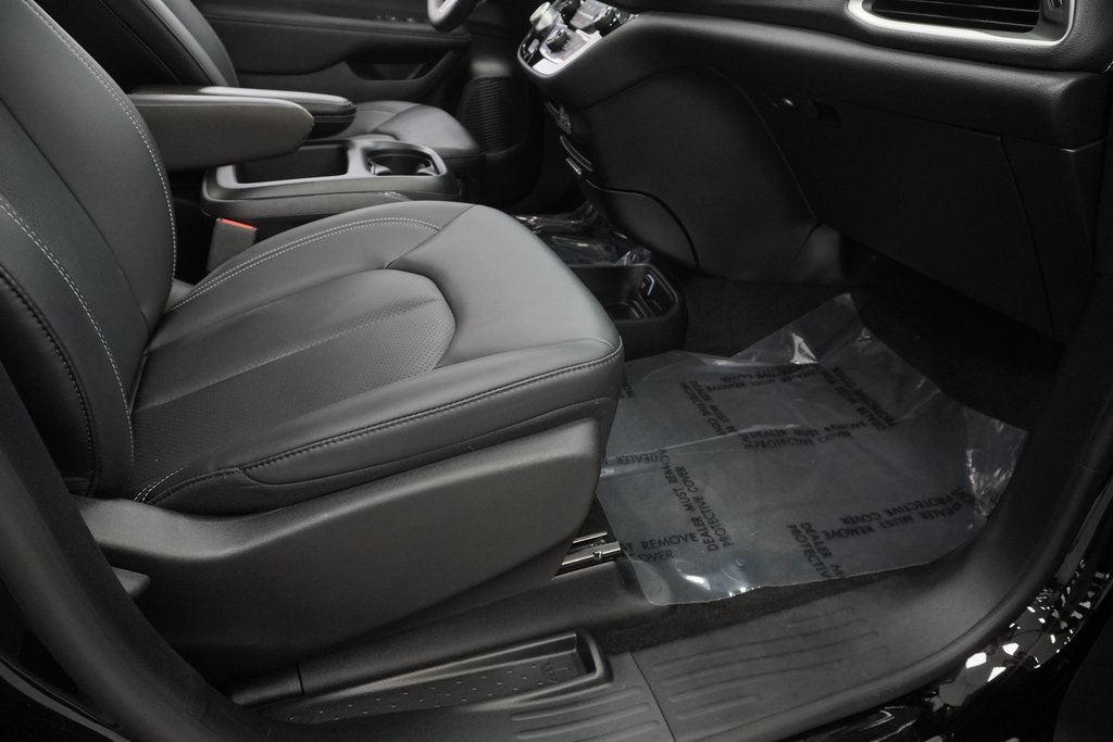 2025 Chrysler Pacifica photo 35