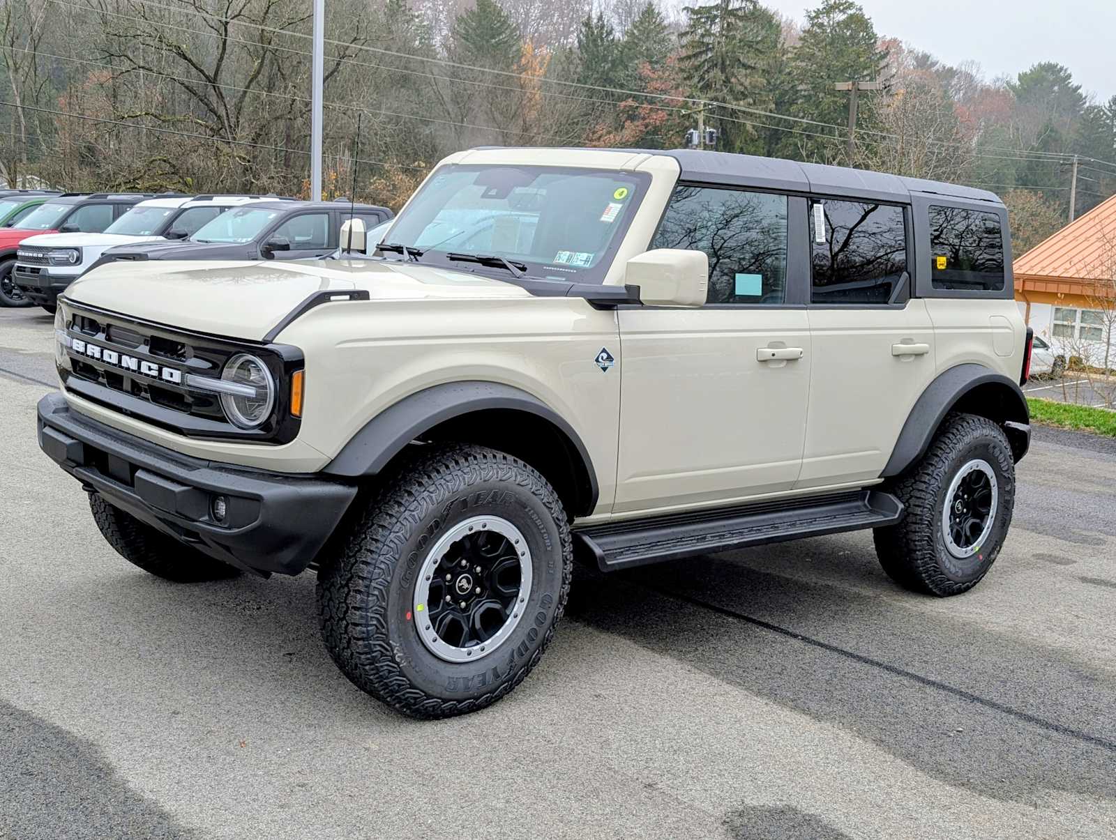 2025 Ford Bronco 4-Door Outer Banks's photo