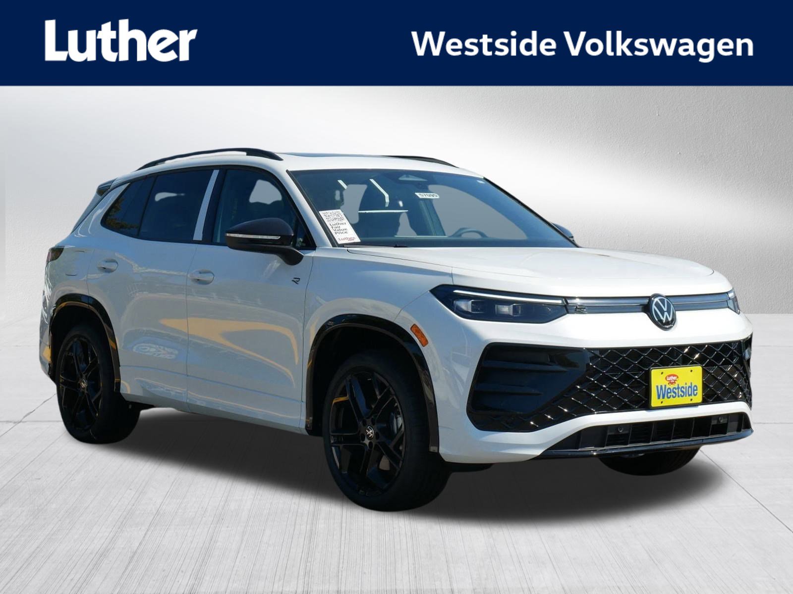 2025 Volkswagen Tiguan SE R-LINE BLACK's photo