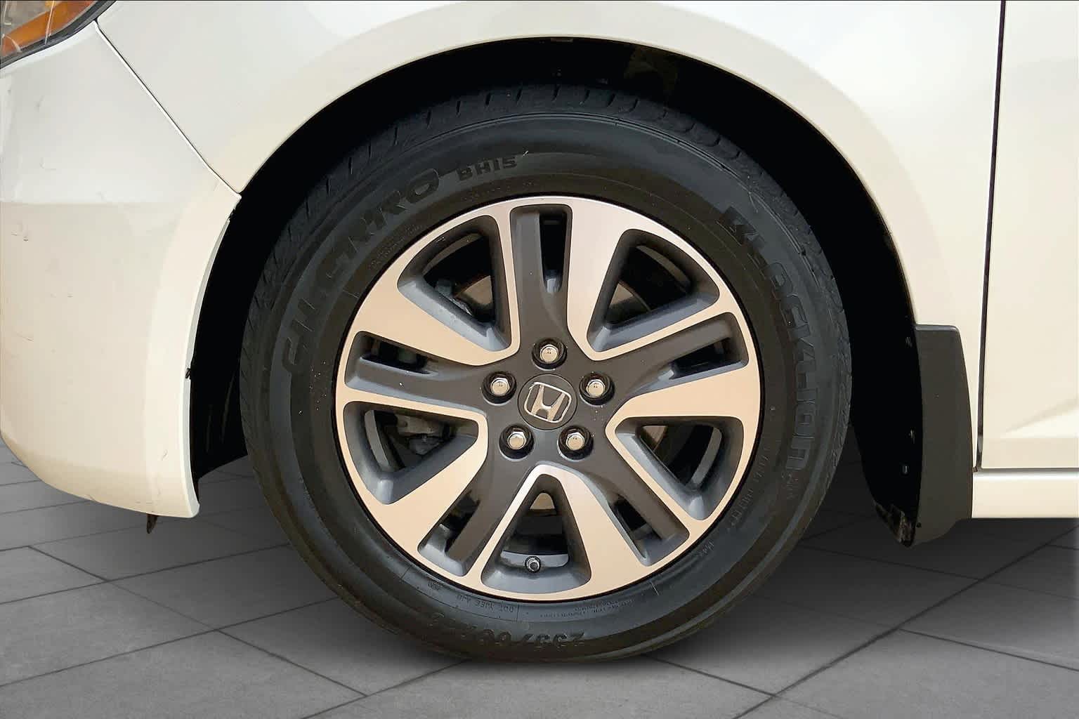 2015 Honda Odyssey Touring Elite photo 8