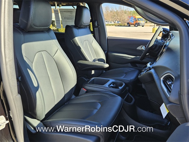 2025 Chrysler Voyager LX photo 17