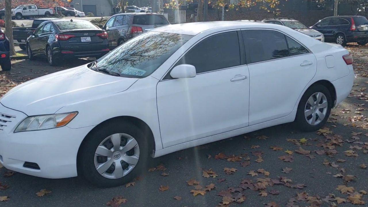 2009 Toyota Camry SE photo 3