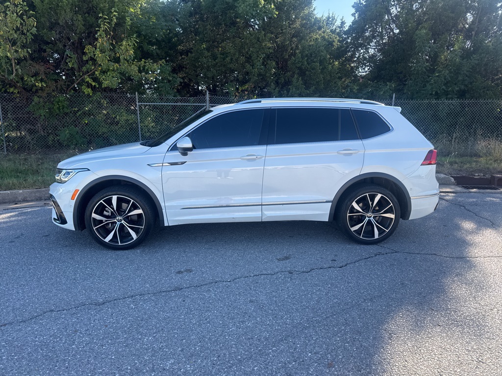 2022 Volkswagen Tiguan SEL Premium R-Line photo 2
