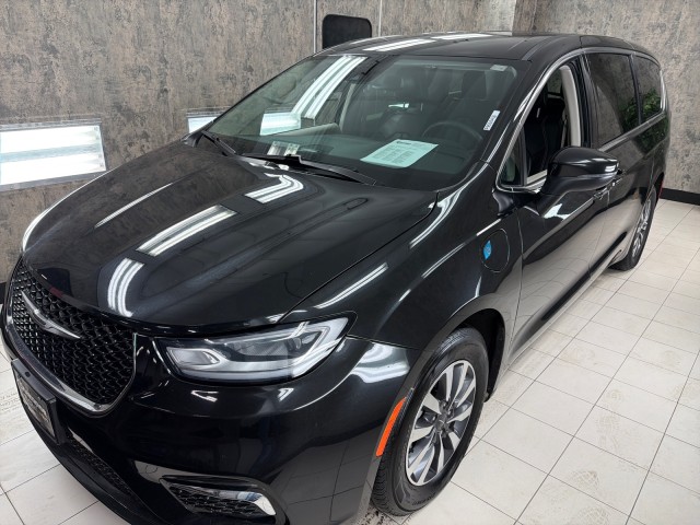 2023 Chrysler Pacifica Hybrid Touring L's photo