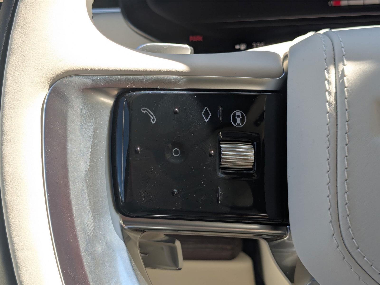 2025 Land Rover Range Rover SE photo 13