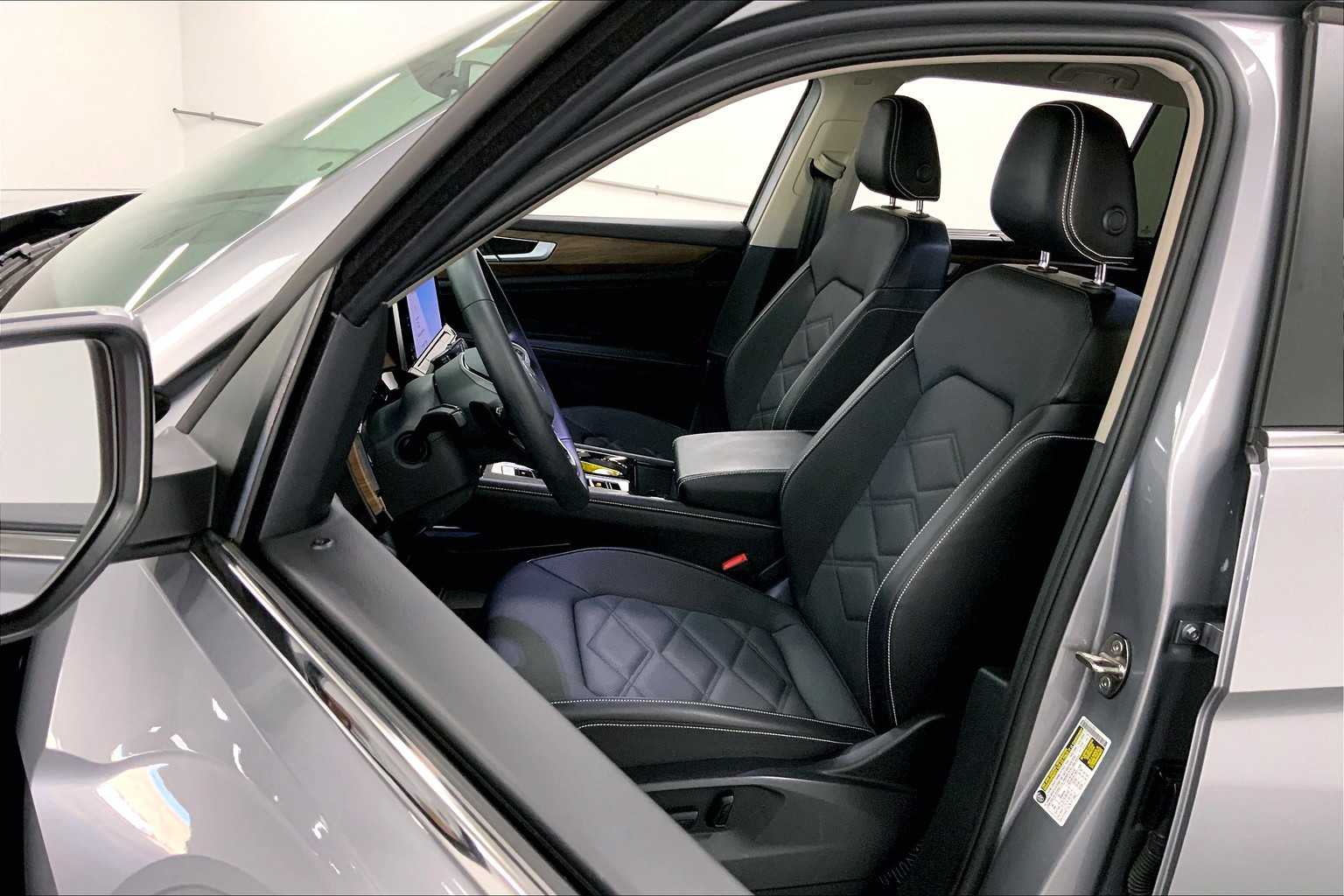 2024 Volkswagen Atlas SE Technology photo 6