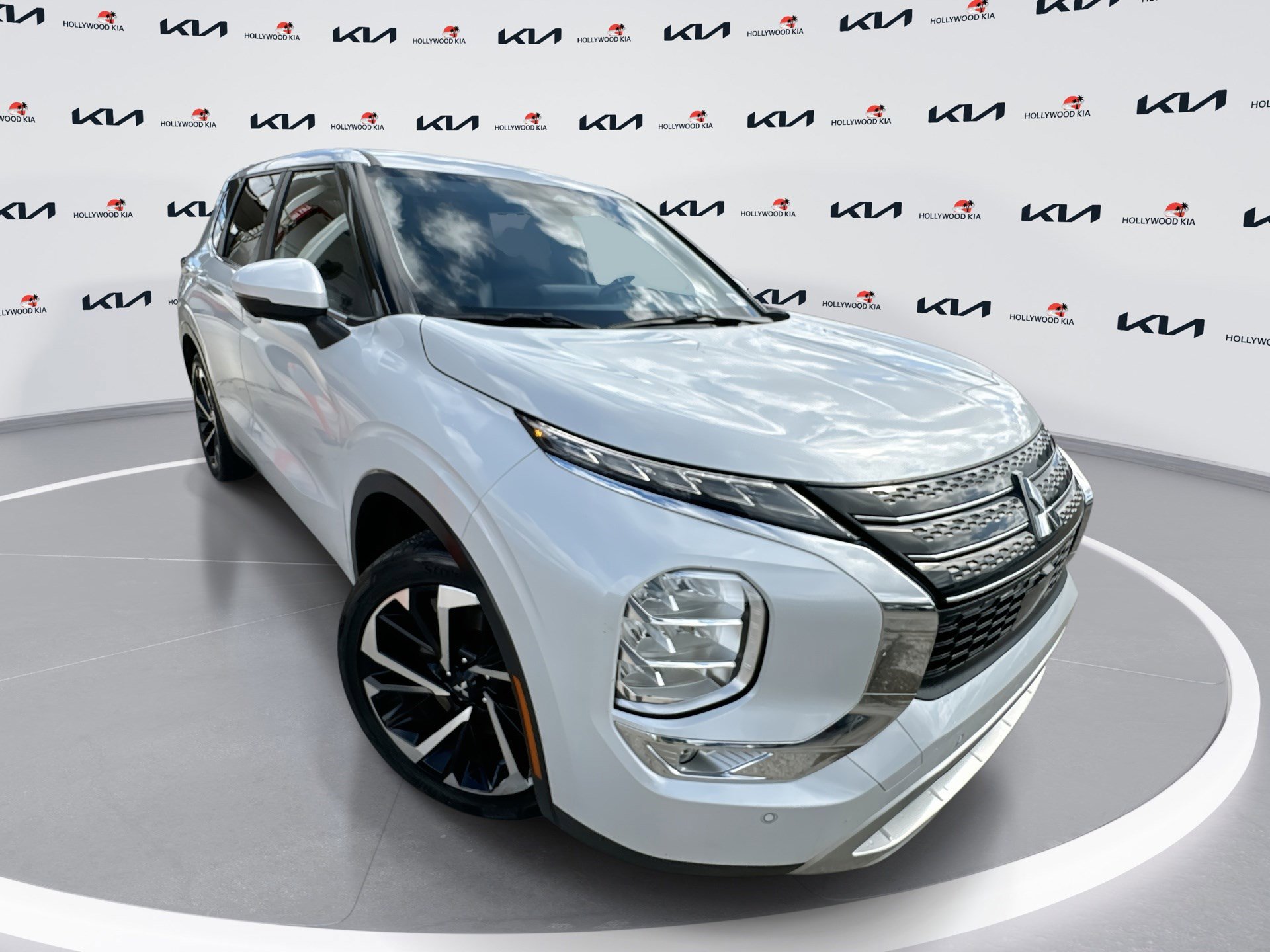 2024 Mitsubishi Outlander SE's photo