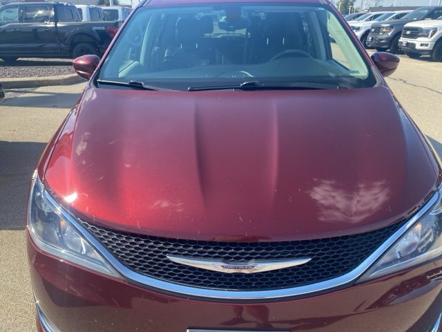 2017 Chrysler Pacifica Touring L photo 2