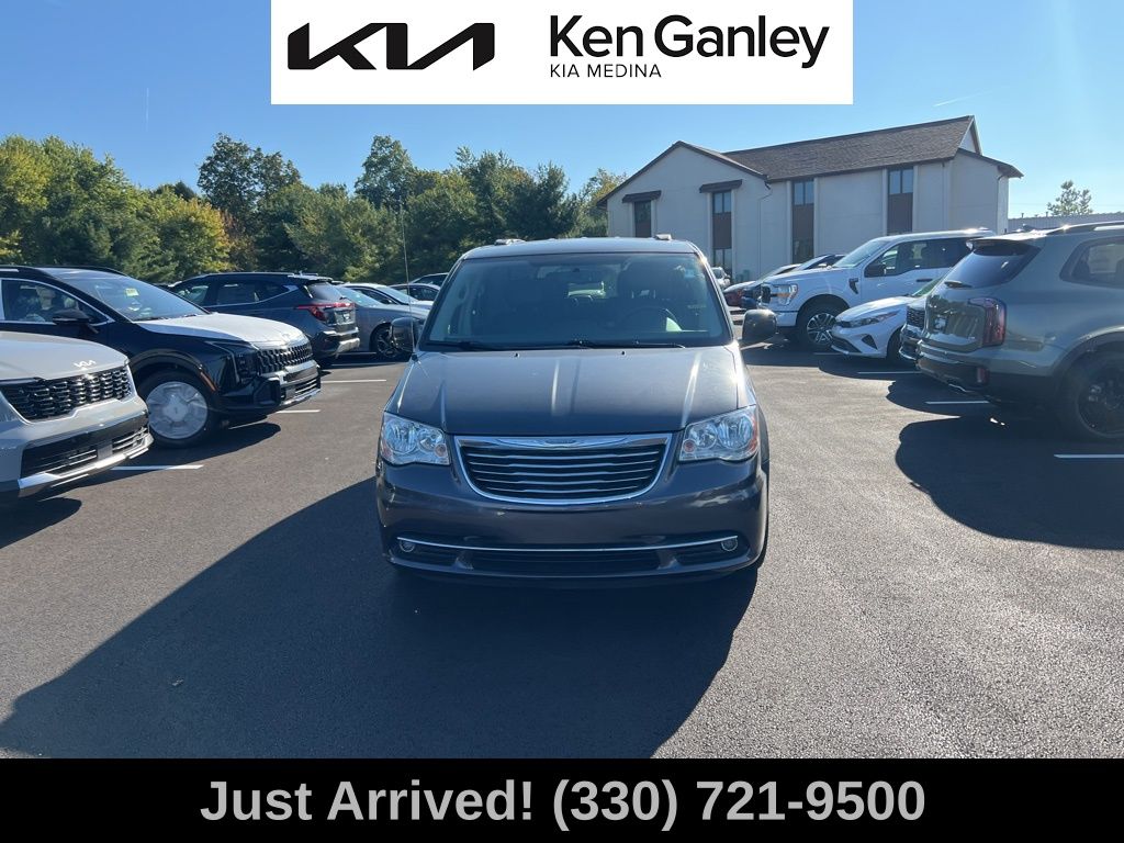 2016 Chrysler Town & Country Touring photo 2