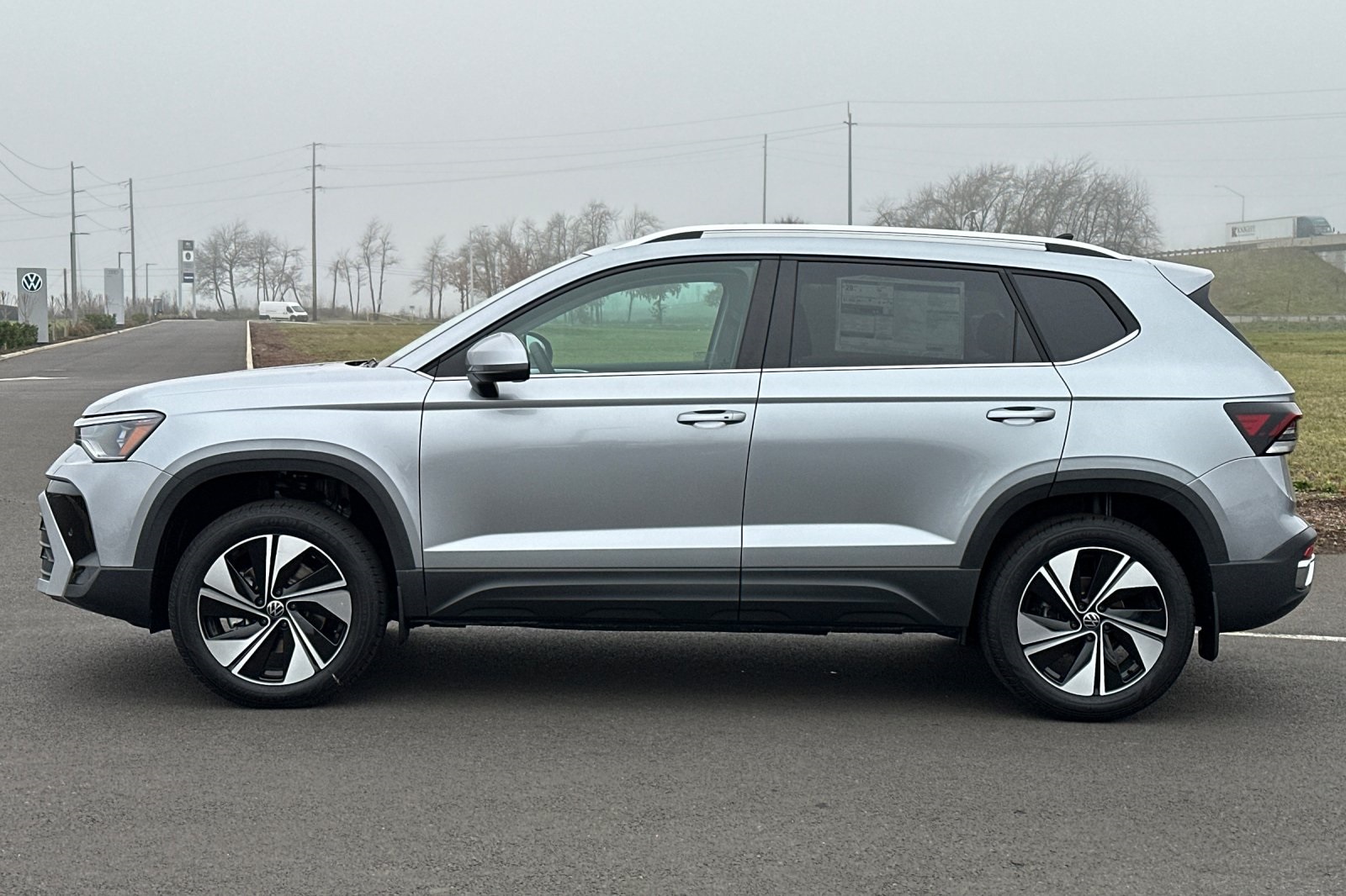 2025 Volkswagen Taos SE photo 6