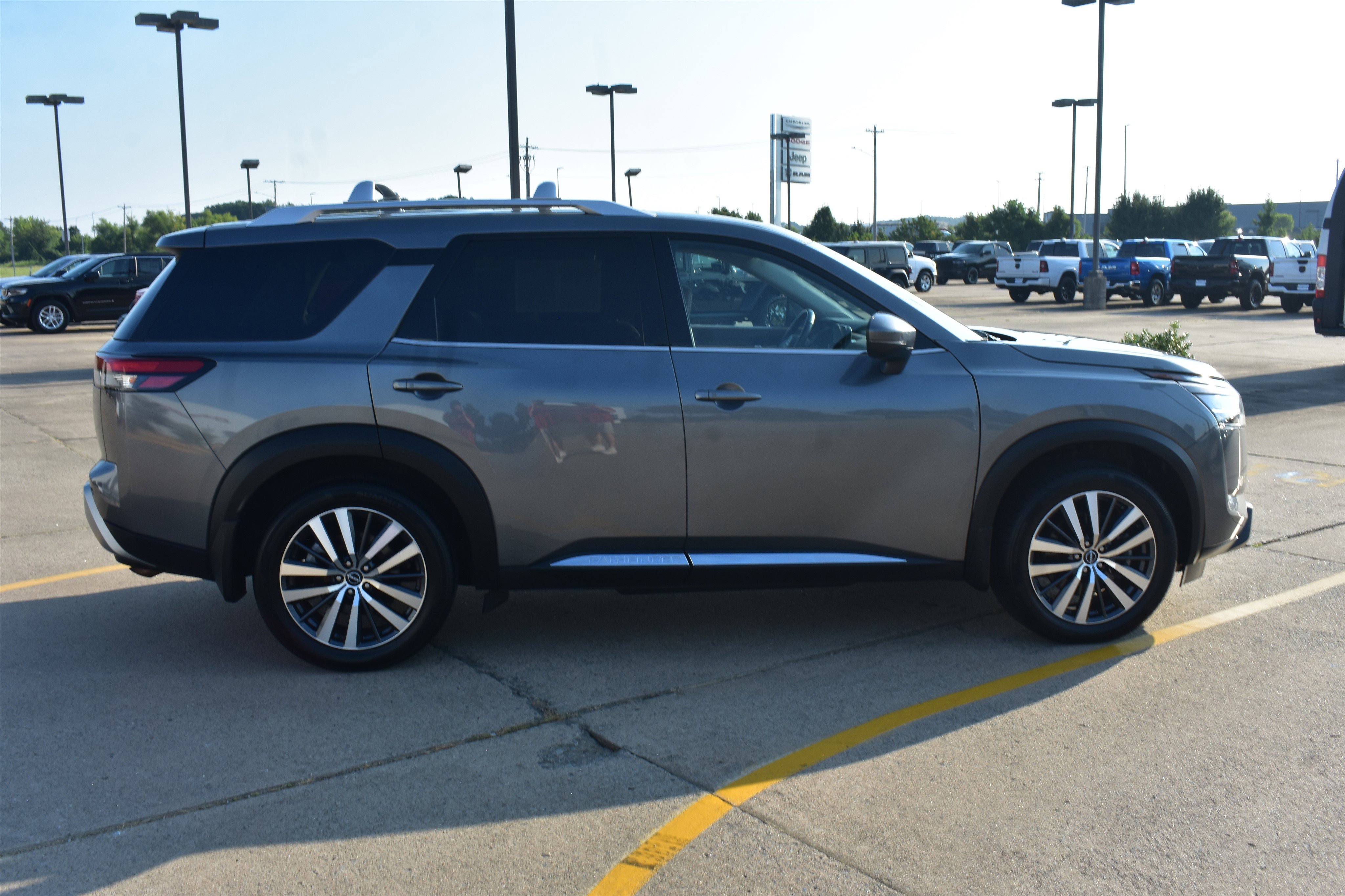 2022 Nissan Pathfinder Platinum photo 2