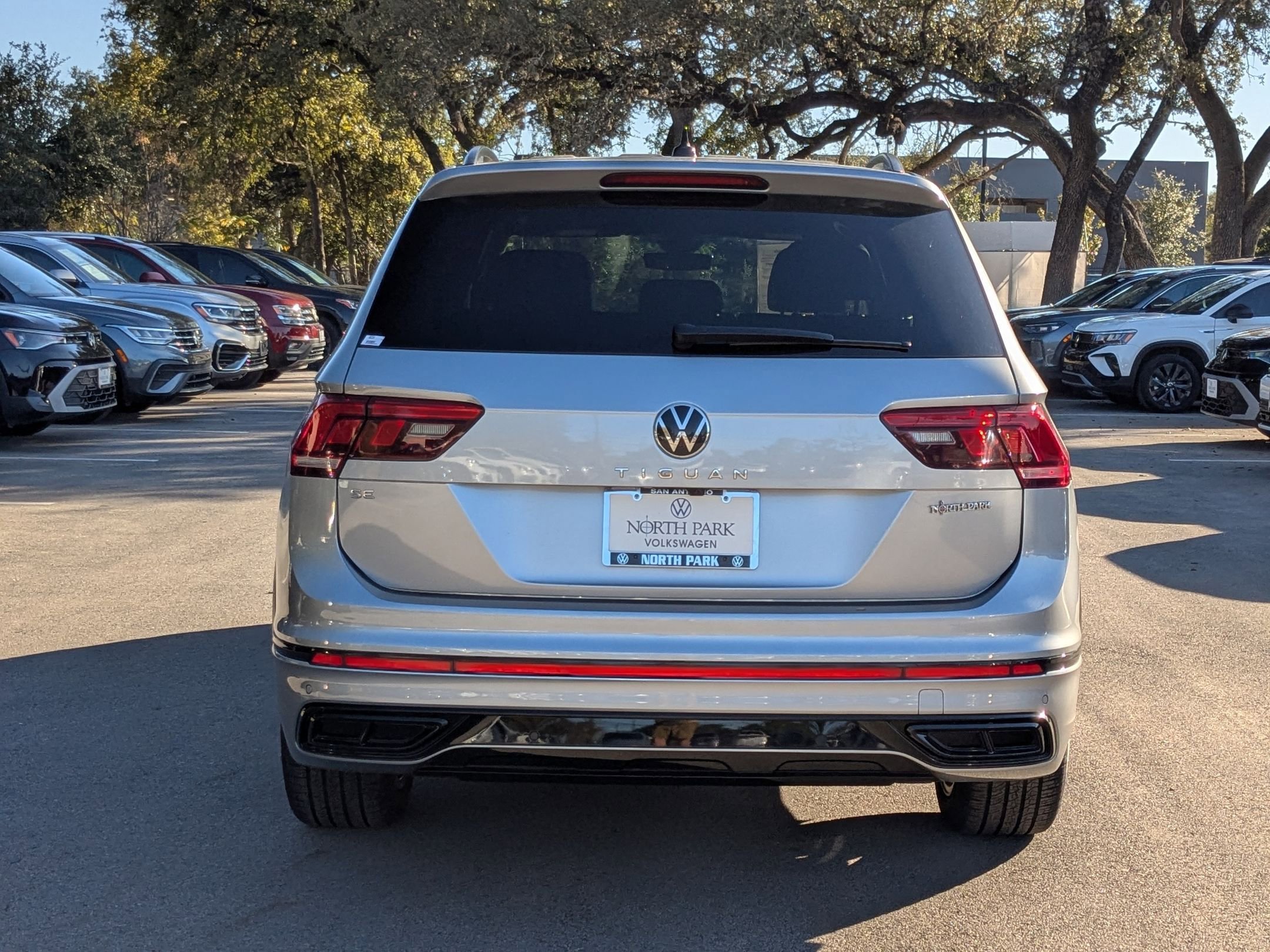 2023 Volkswagen Tiguan SE R-Line Black photo 4
