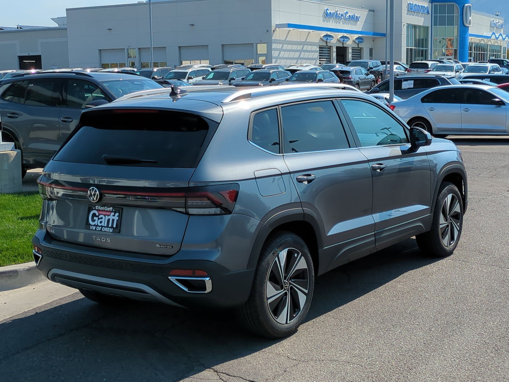 2025 Volkswagen Taos SE photo 3