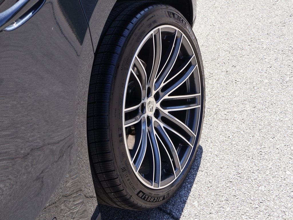 2025 Porsche Macan T photo 35