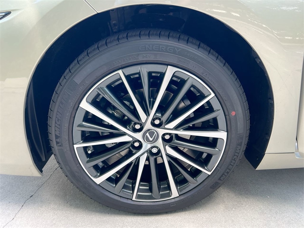 2025 Lexus ES 300h photo 8
