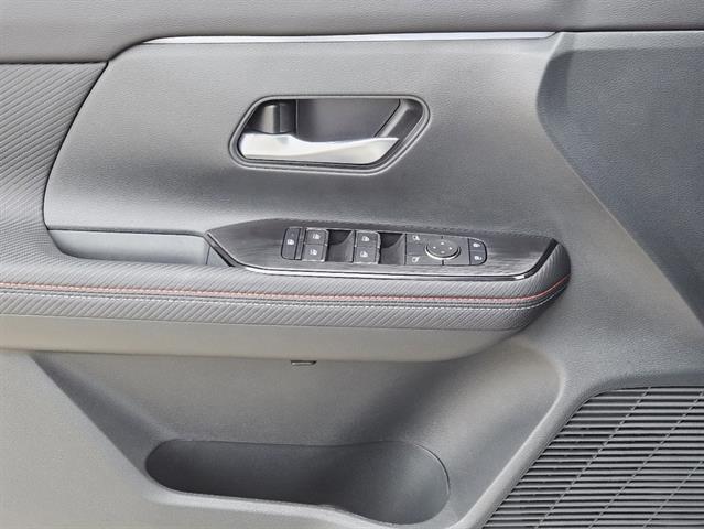 2025 Nissan Kicks SR photo 17