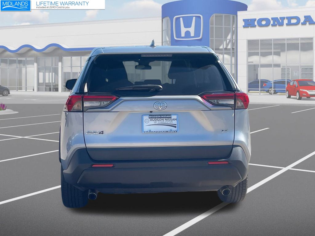 2022 Toyota RAV4 LE photo 4