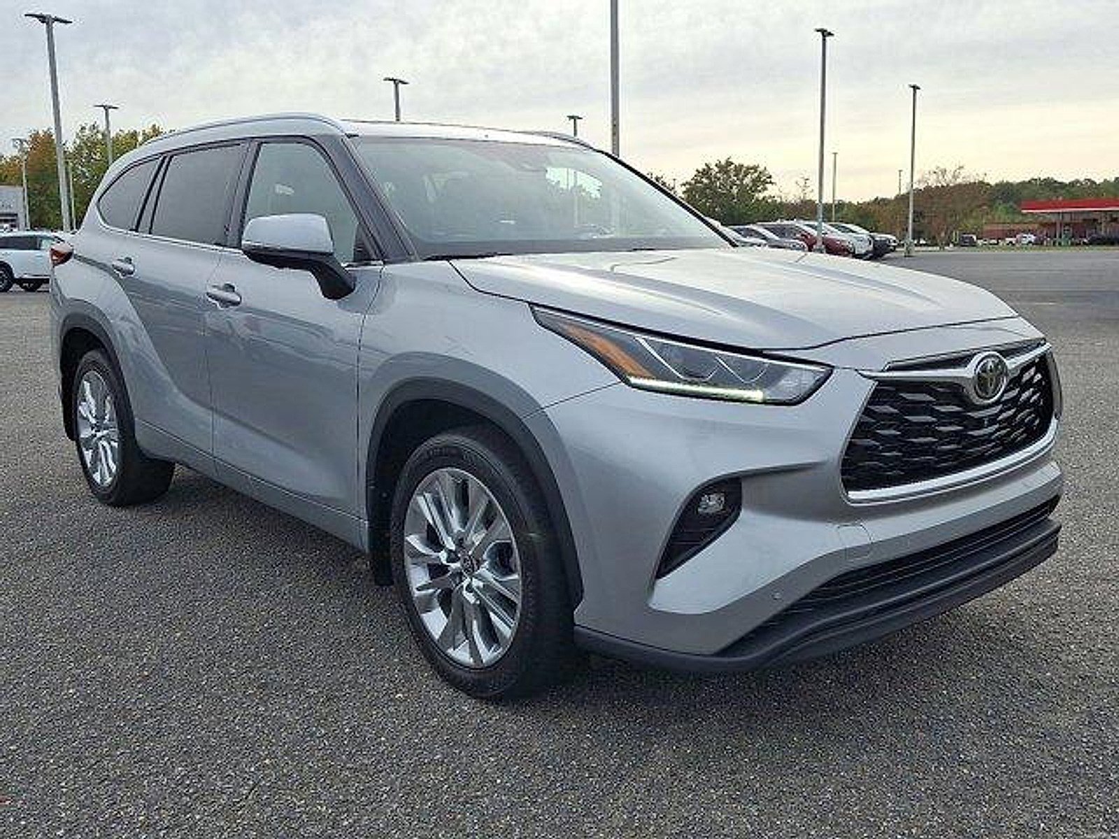 2023 Toyota Highlander Limited's photo