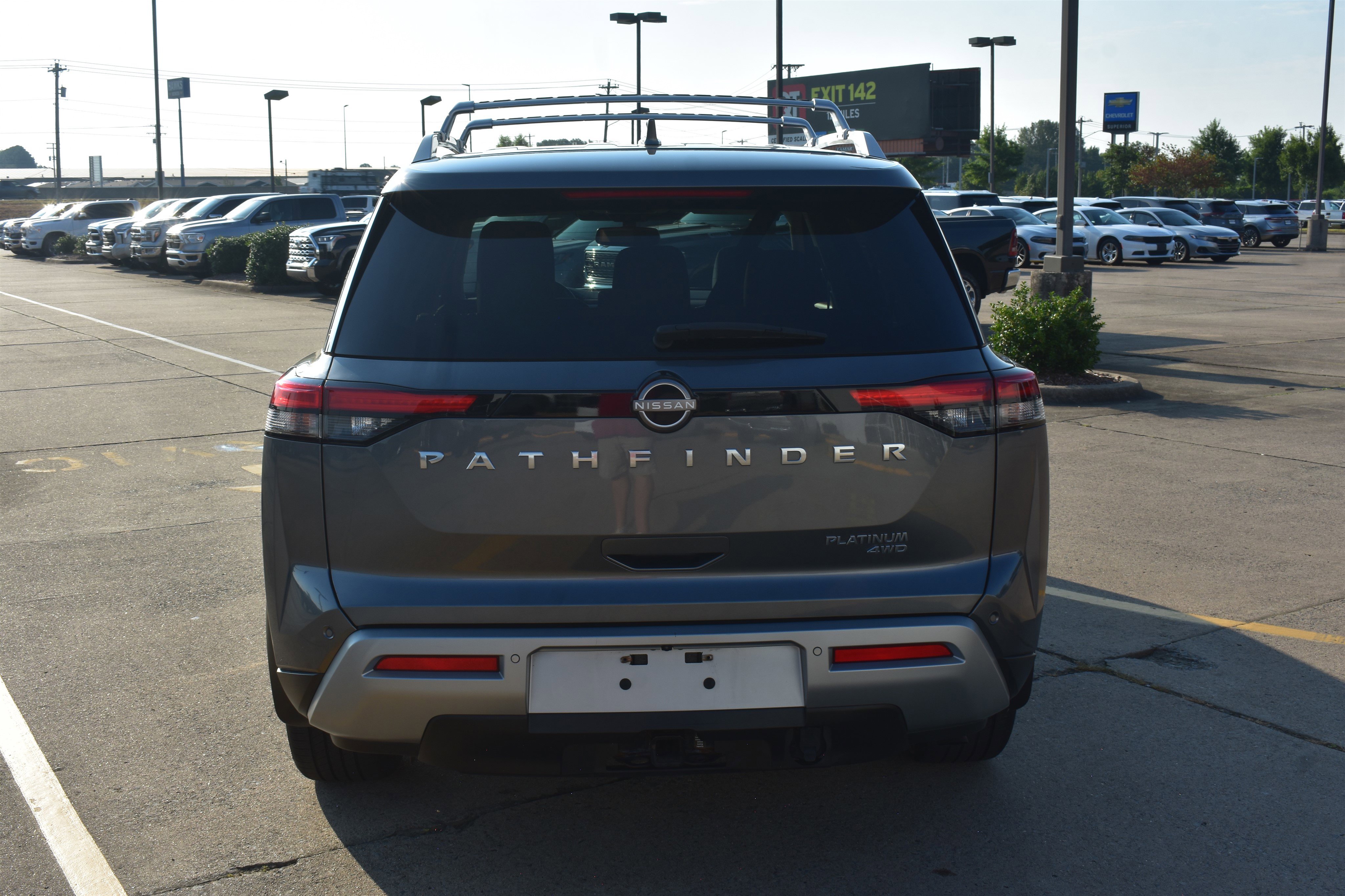 2022 Nissan Pathfinder Platinum photo 4
