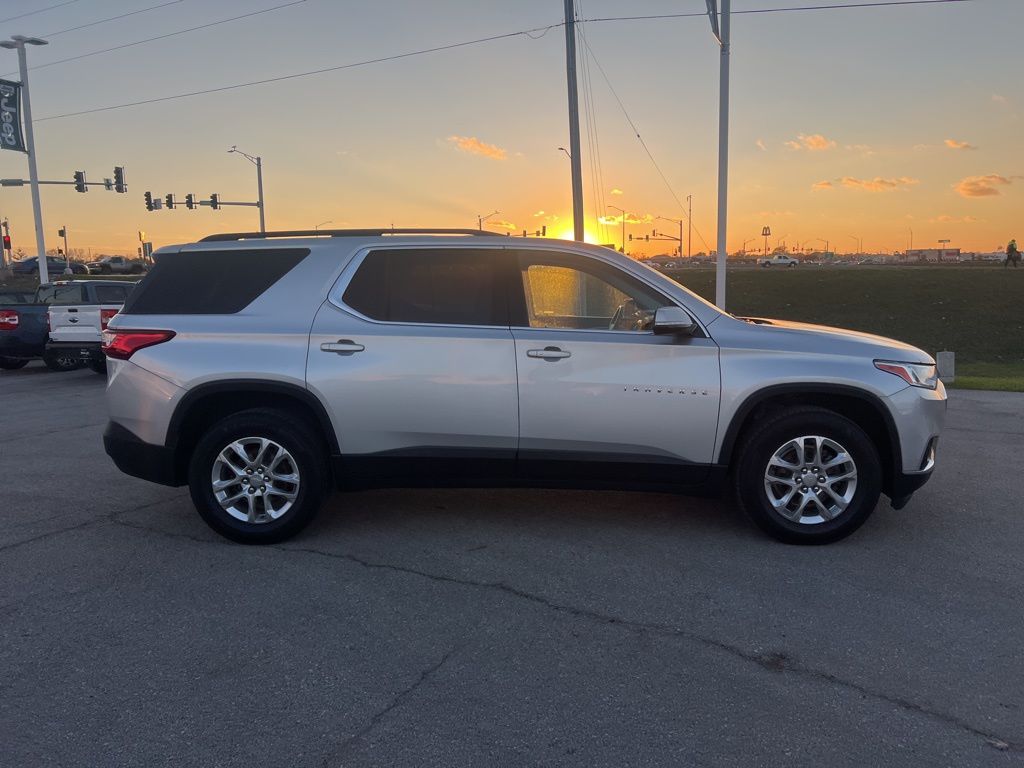 2020 Chevrolet Traverse 1LT photo 2