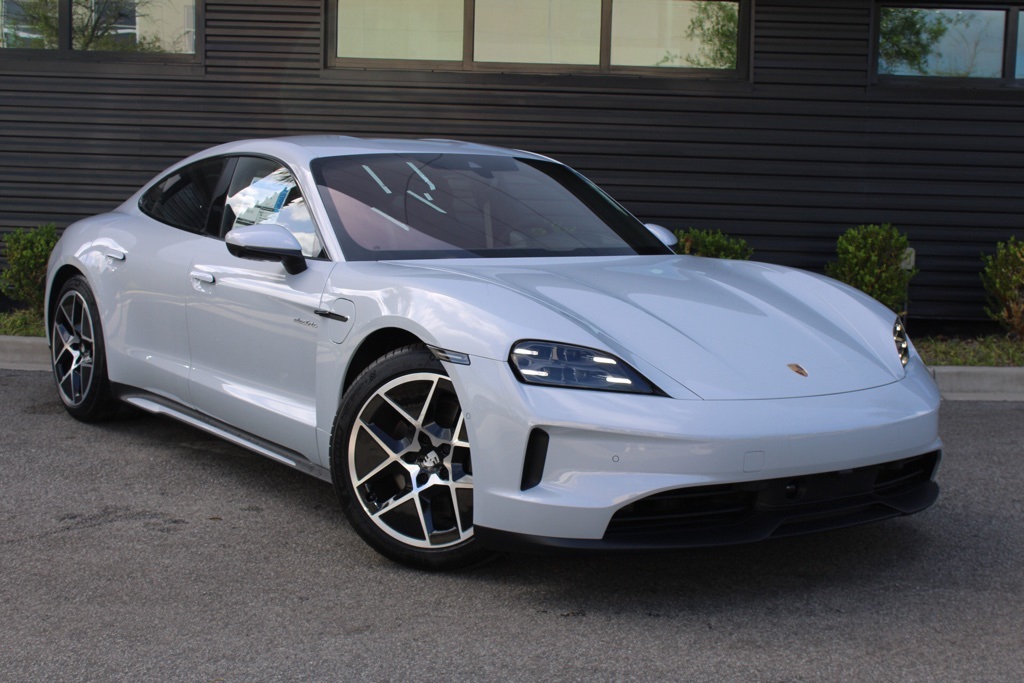 2025 Porsche Taycan photo 9