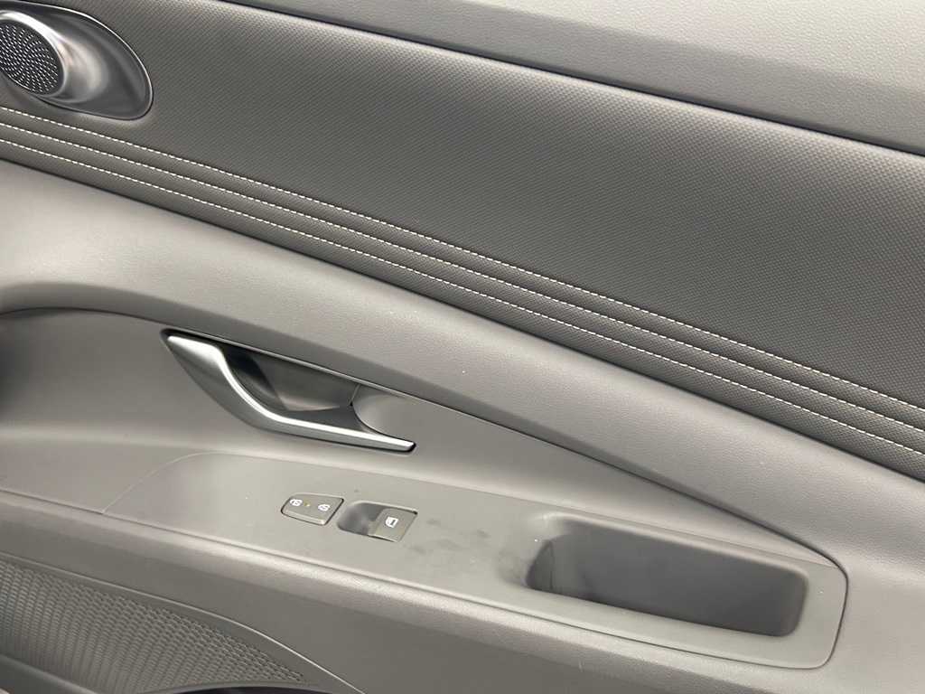 2024 Hyundai Elantra SEL Convenience photo 29