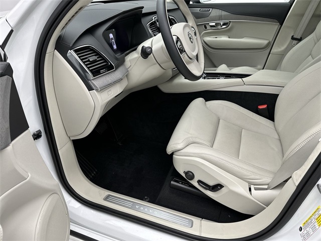 2025 Volvo XC90 AWD photo 2