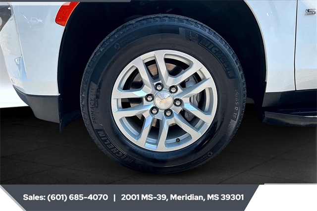 2023 Chevrolet Suburban LT photo 7