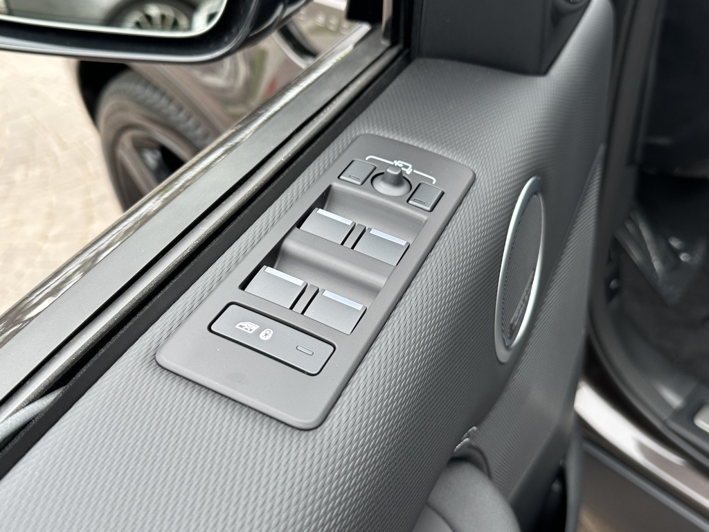 2025 Land Rover Discovery SE photo 7