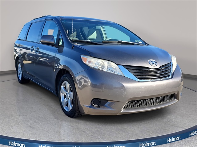 2013 Toyota Sienna LE photo 3