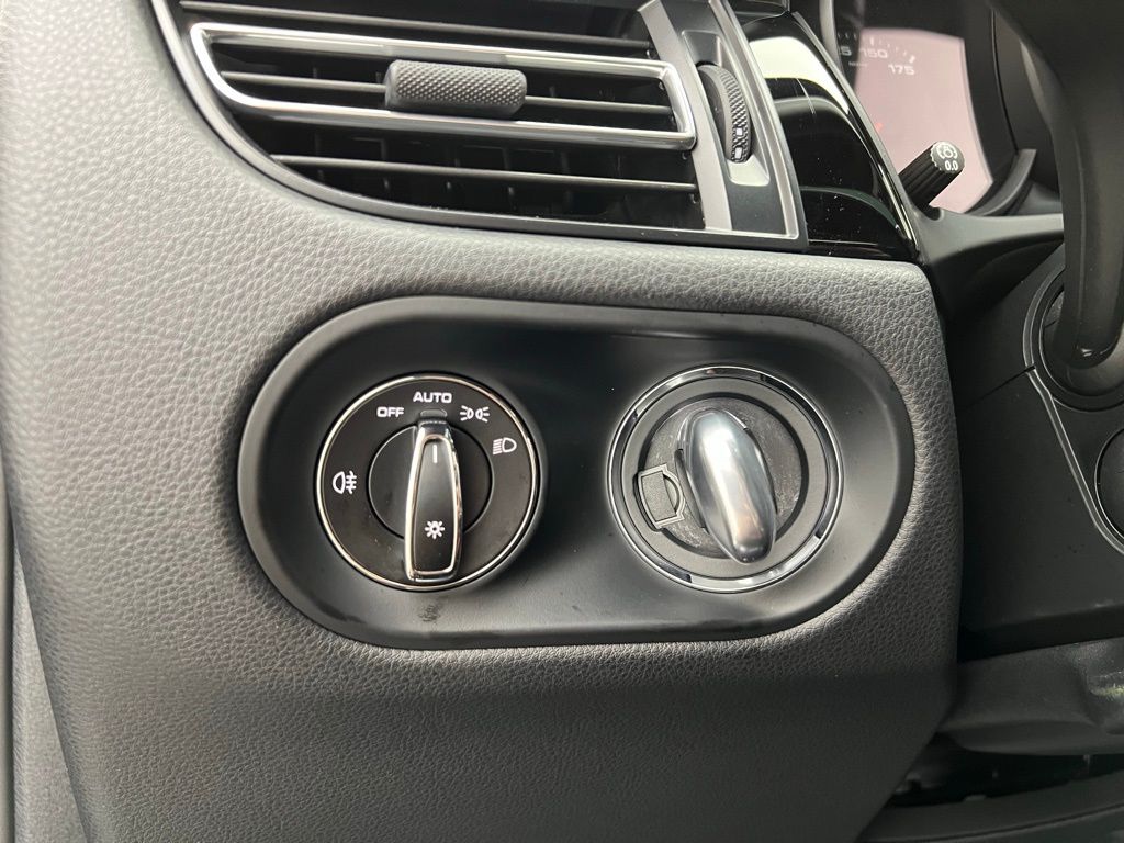 2021 Porsche Macan Base photo 21