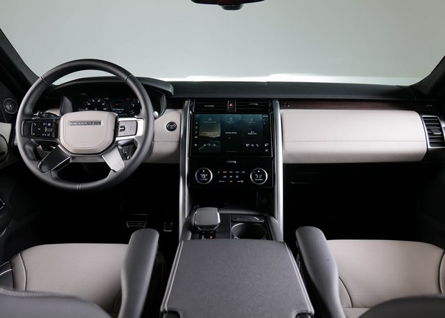 2024 Land Rover Discovery SE photo 3