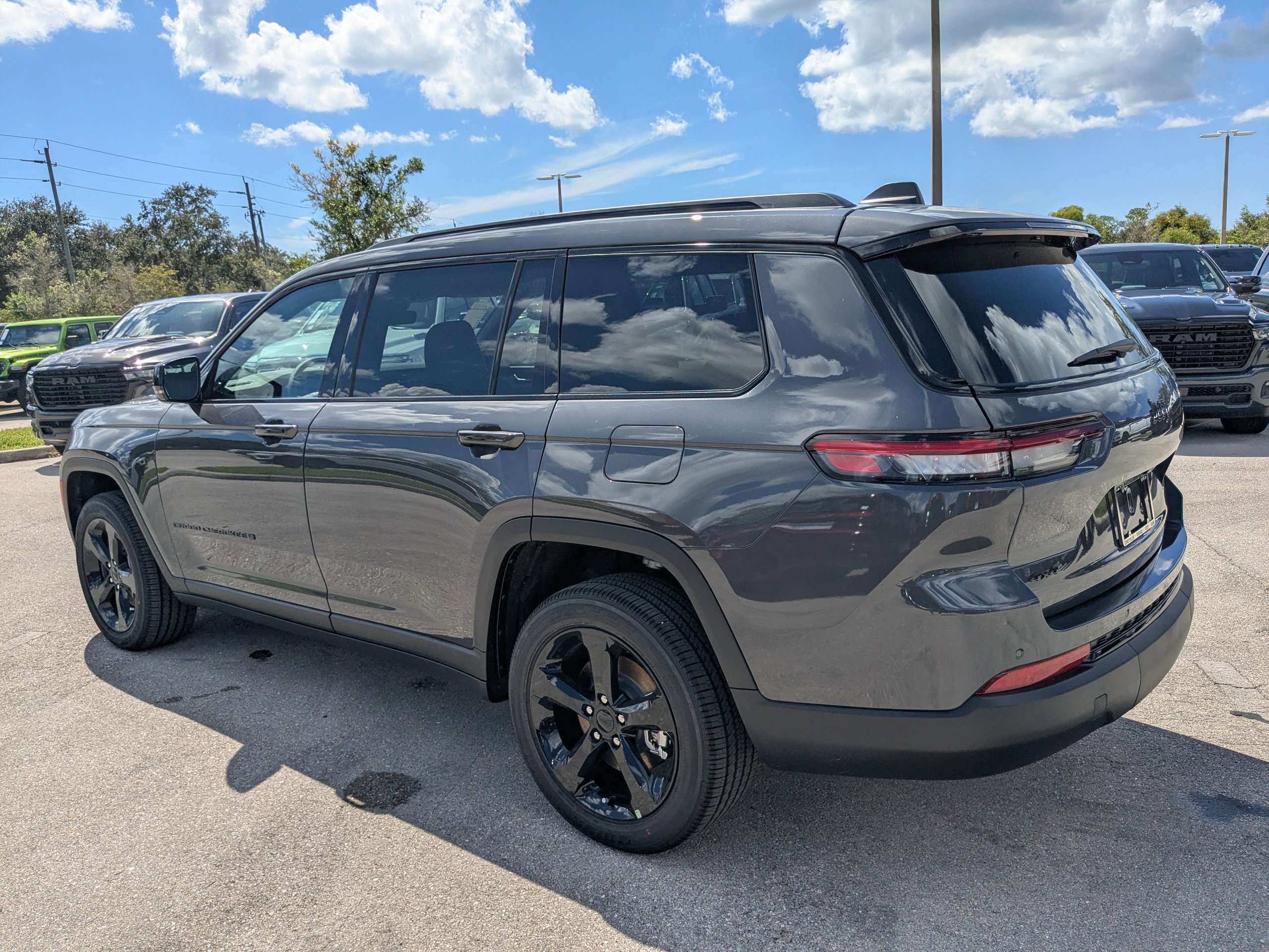 2025 Jeep Grand Cherokee Altitude photo 4