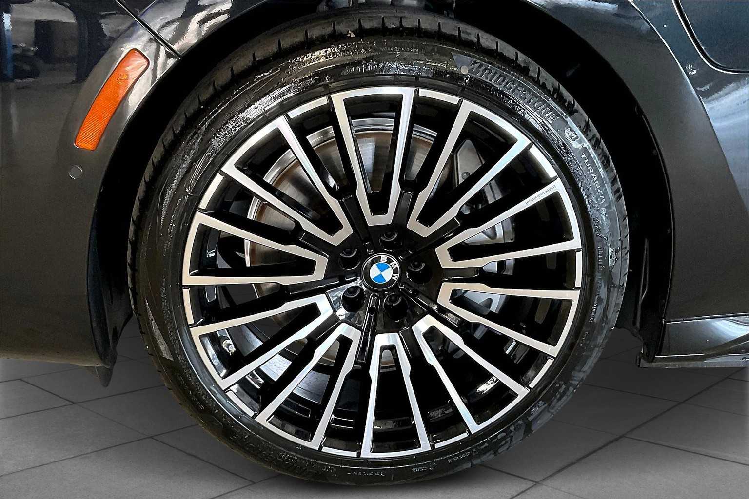 2026 Bmw 750e photo 11