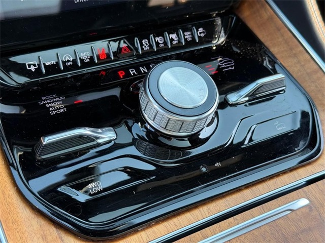 2023 Jeep Grand Wagoneer III photo 21