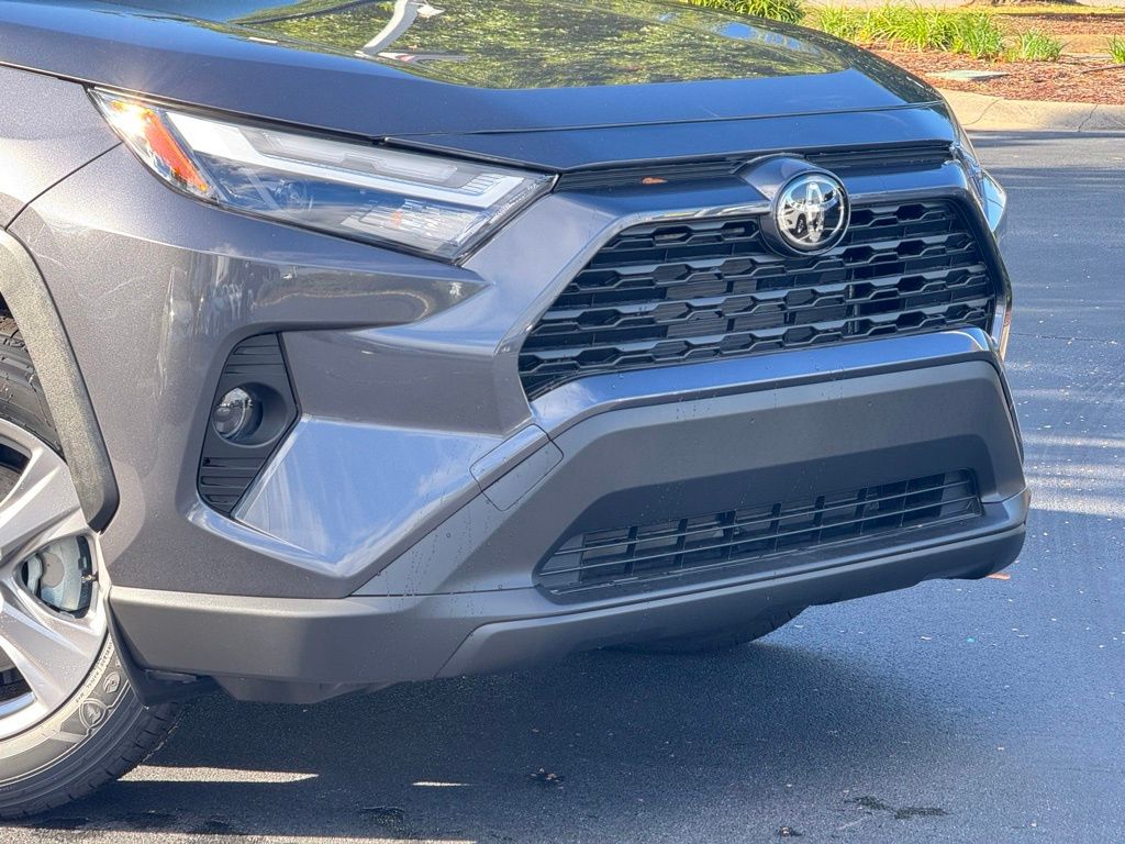 2025 Toyota RAV4 Hybrid XLE photo 4