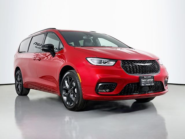 2026 Chrysler Pacifica Limited's photo