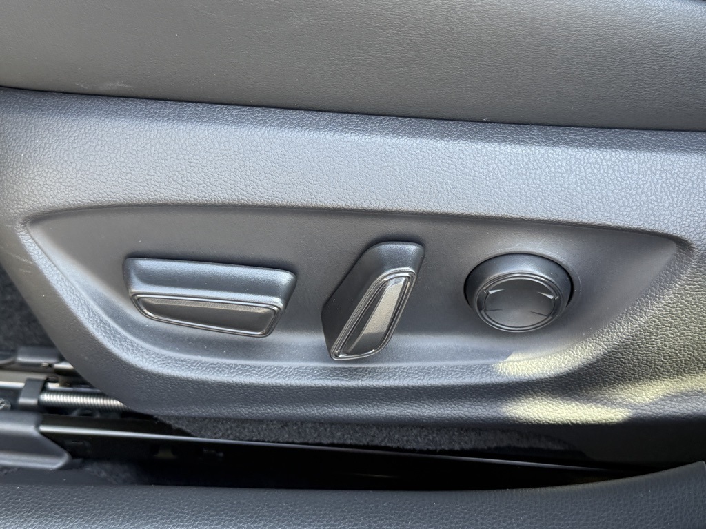 2024 Toyota Prius XLE photo 18