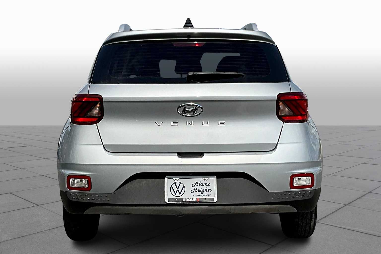 2020 Hyundai Venue SEL photo 4