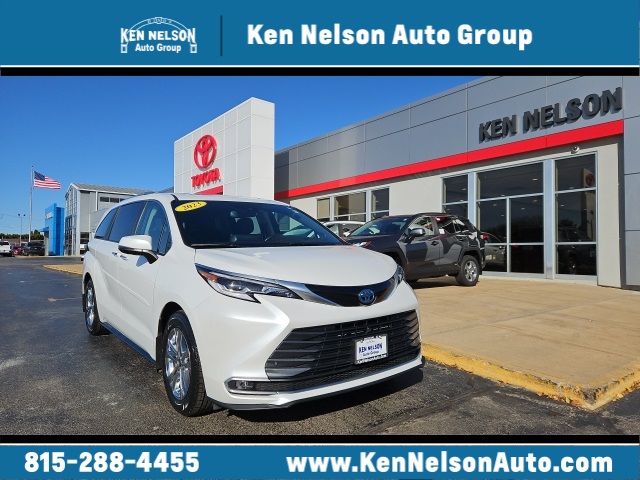 2023 Toyota Sienna Platinum's photo