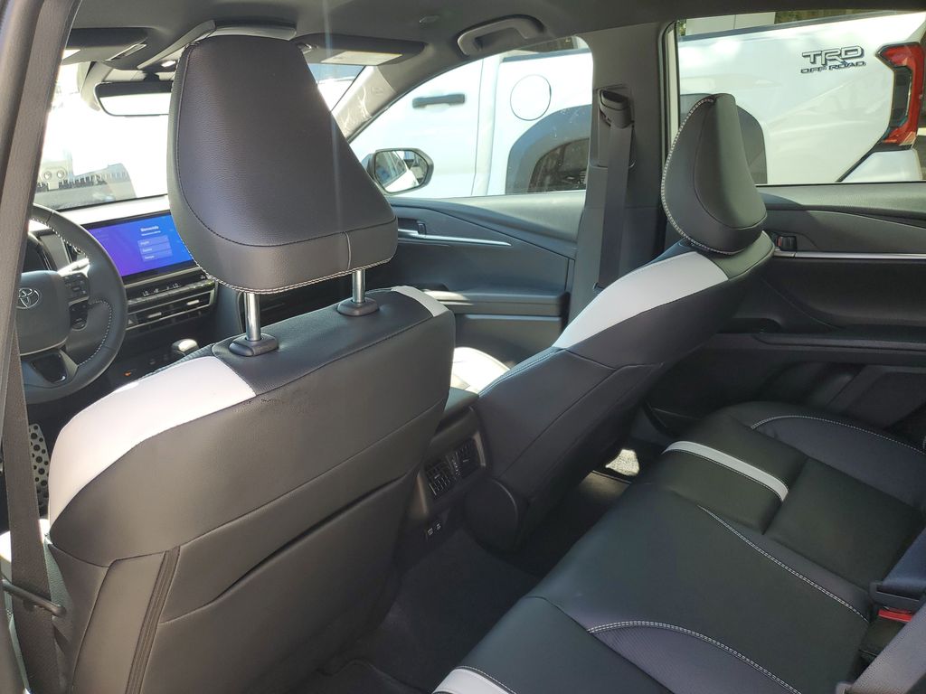 2025 Toyota Camry SE photo 18
