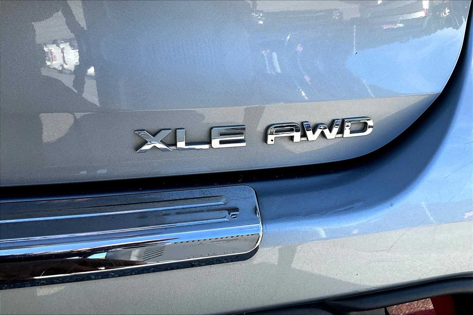 2020 Toyota Highlander XLE photo 2