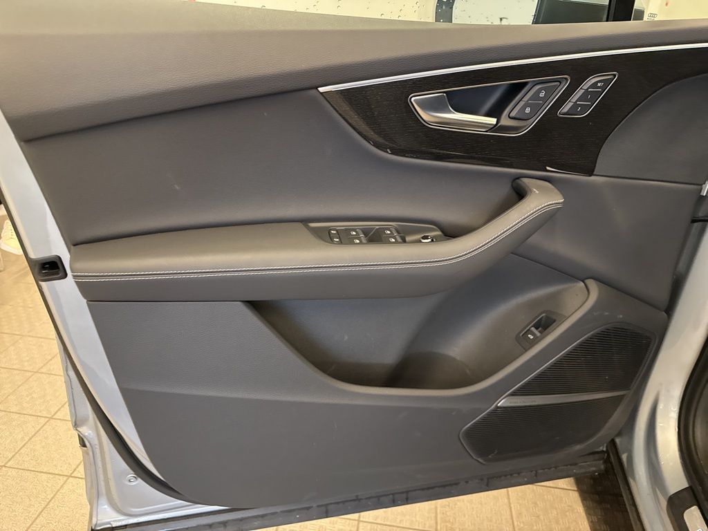2025 Audi Q7 45 Premium Plus photo 17
